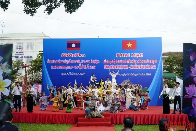 Hát múa đoàn kết Việt-Lào do diễn viên các đoàn nghệ thuật hai nước biểu diễn.
