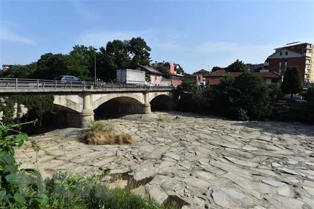 Lòng sông khô hạn do hạn hán, tại Turin, Italy, ngày 17/6/2022. (Ảnh: THX/TTXVN) 