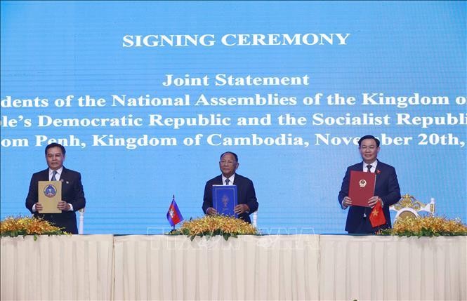 Chủ tịch Quốc hội Campuchia, Lào, Việt Nam ký Tuyên bố chung. (Ảnh: TTXVN) 