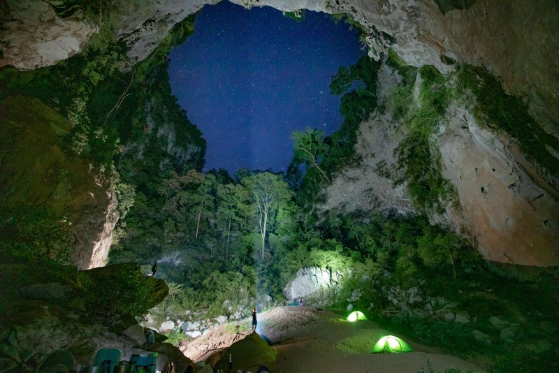 Hố sụt Kong (Quảng Bình) là nơi lý tưởng cho chuyến du lịch "vượt qua vùng an toàn" (Ảnh: Jungles Boss Tours)