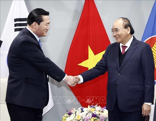 Chủ tịch nước Nguyễn Xuân Phúc tiếp Chủ tịch Hiệp hội kinh tế, Văn hóa Hàn Quốc-Việt Nam Kim Kil Soo. (Ảnh: TTXVN)