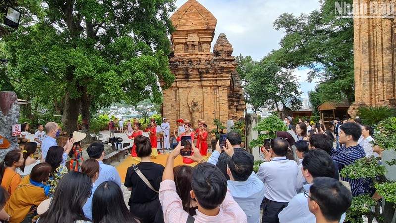 Nha Trang là một trong những điểm đến được du khách Hàn Quốc yêu thích cho những chuyến "du lịch dài ngày". (Ảnh: N.T)