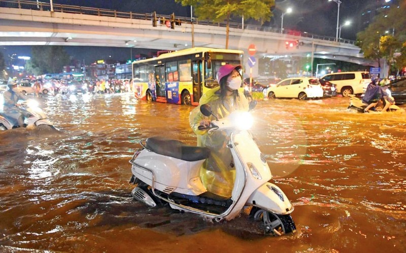 Nhiều tuyến phố ở Hà Nội ngập sâu, xe cộ bì bõm sau trận mưa lớn. Ảnh: Thành Đạt