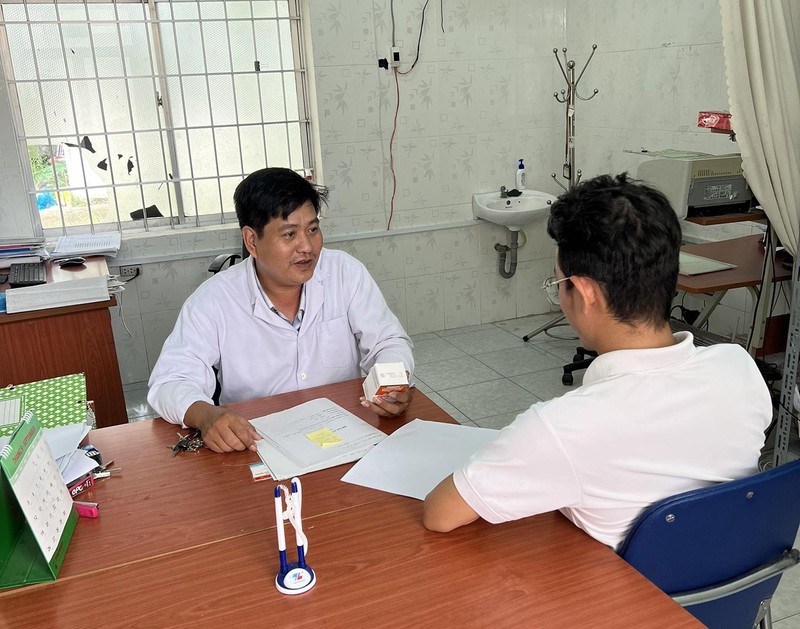 Bác sĩ Đặng Văn Ngọc tư vấn về dùng thuốc kháng vi-rút cho người nhiễm HIV.