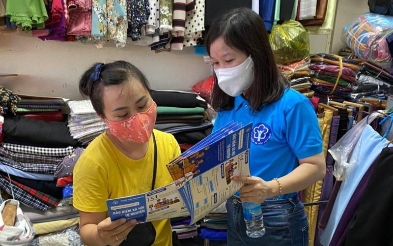 Truyền thông chính sách bảo hiểm xã hội tự nguyện tới người lao động tự do tại tỉnh Khánh Hòa. (Ảnh Trung tâm)
