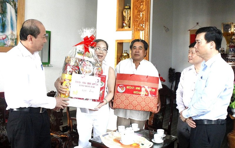 Chủ tịch Ủy ban nhân dân tỉnh Đắk Lắk Phạm Ngọc Nghị thăm, tặng quà, tri ân các gia đình chính sách tiêu biểu trên địa bàn huyện Krông Pắc. (Ảnh: TUẤN HẢI)