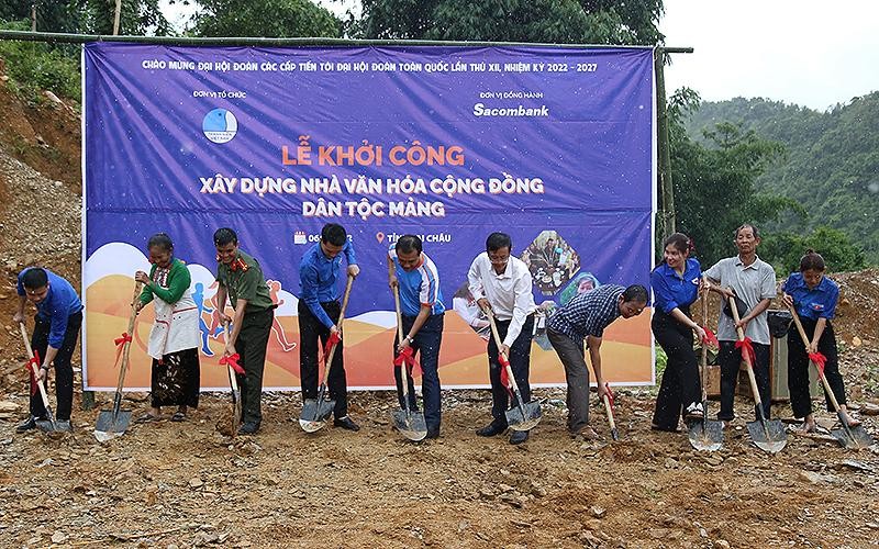 Đại diện Trung ương Hội Liên hiệp Thanh niên Việt Nam và các đơn vị liên quan cùng khởi công xây dựng Nhà văn hóa cộng đồng dân tộc Mảng dưới cơn mưa sáng 6/8.