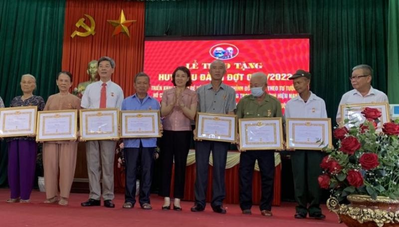 Trao Huy hiệu Đảng cho 13 đảng viên xã Đông Động (huyện Đông Hưng, tỉnh Thái Bình) chiều 29/8.