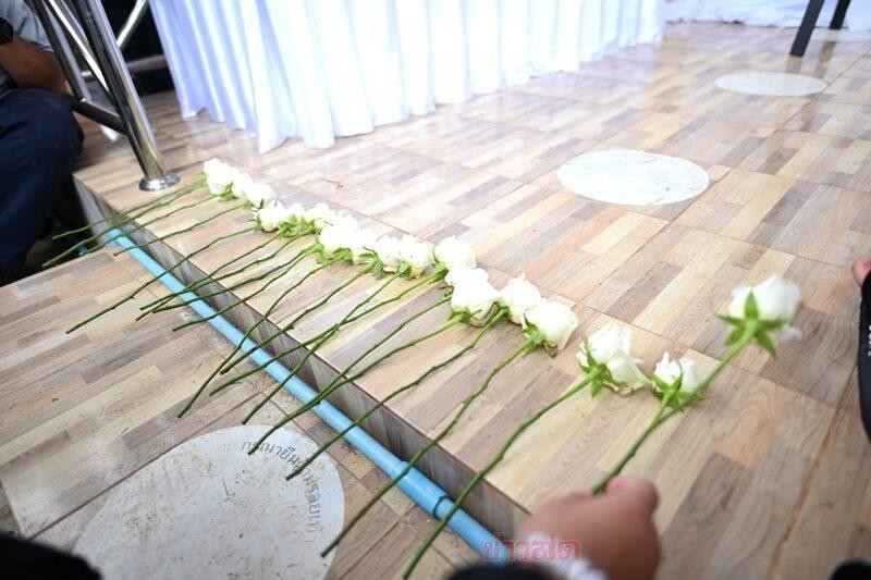 Người dân đặt những bông hoa hồng trắng bên ngoài khu nhà trẻ để tưởng niệm các nạn nhân đã thiệt mạng. (Ảnh: Thairath)