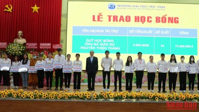 Các sinh viên Trường Đại học Trà Vinh được trao học bổng tại buổi lễ.