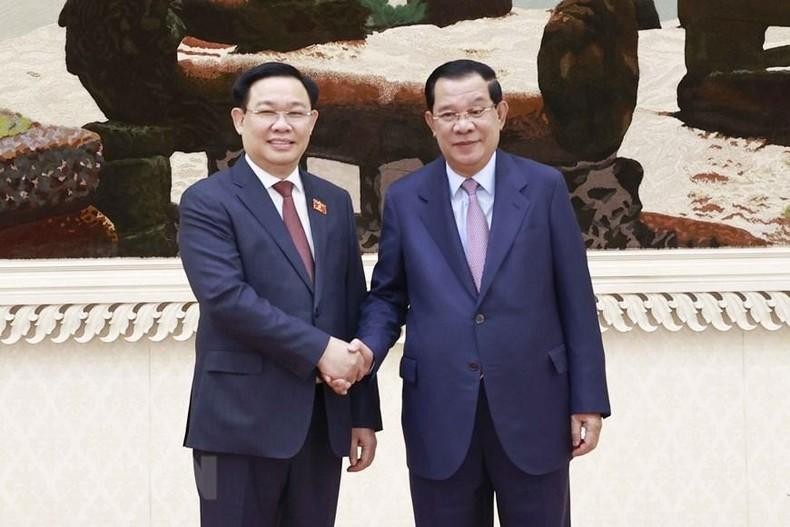 Chủ tịch Quốc hội Vương Đình Huệ và Thủ tướng Vương quốc Campuchia Samdech Techo Hun Sen chụp ảnh chung. (Ảnh: TTXVN)