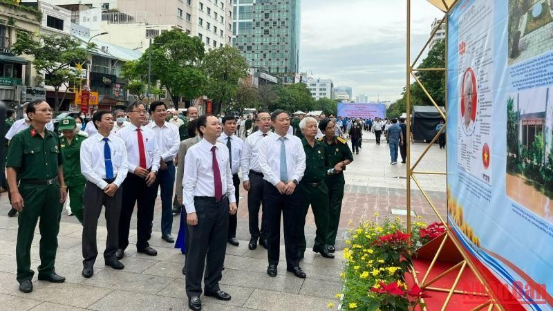 Các đại biểu tham quan triển lãm tại đường đi bộ Nguyễn Huệ.