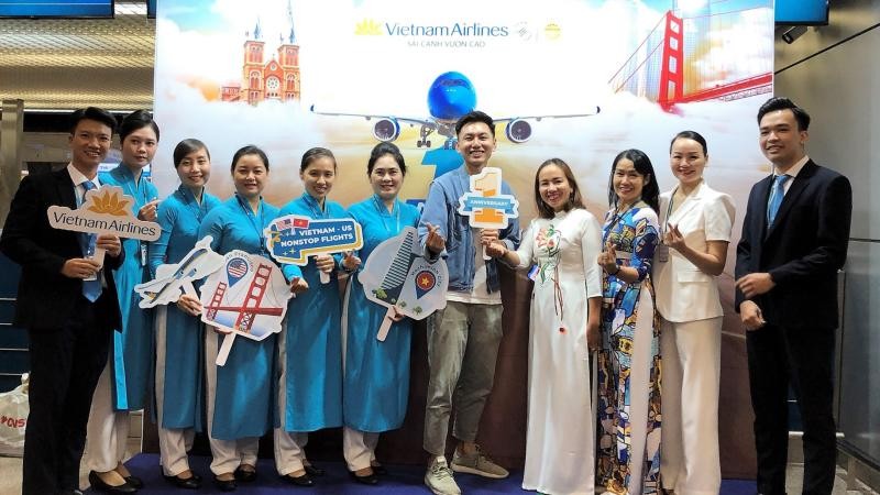 Tổ bay và nhân viên Vietnam Airlines chụp ảnh lưu niệm trước chuyến bay đặc biệt kỷ niệm 1 năm đường bay Việt-Mỹ.