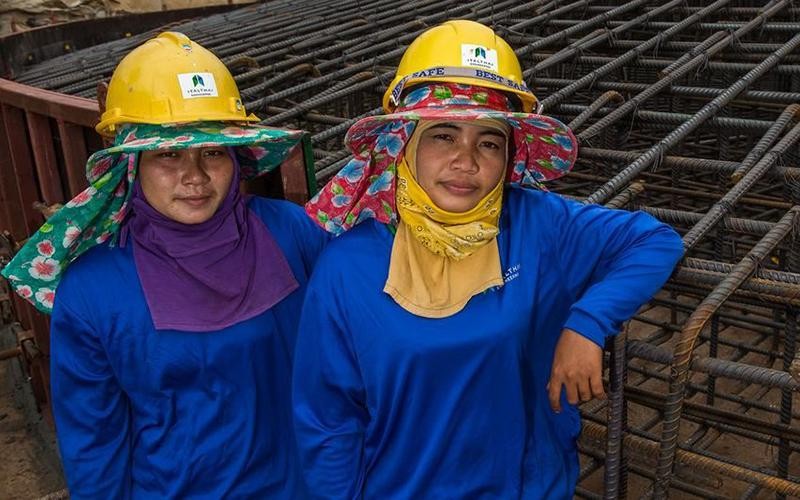 Các nữ công nhân xây dựng trên công trường điện gió ở Thái Lan. (Ảnh ADB)