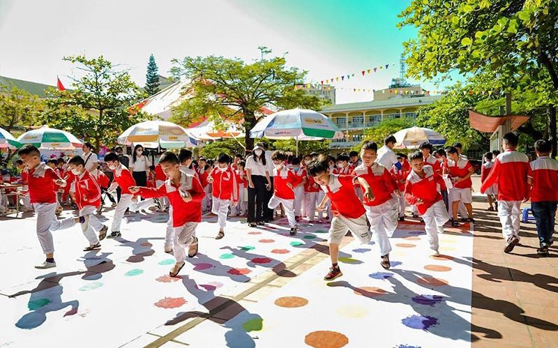 Thiếu nhi Quảng Ninh tham gia các trò chơi trải nghiệm trong chương trình "Ngày hội sắc màu".