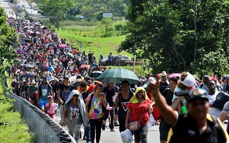 Người di cư di chuyển tại Huixtla, bang Chiapas, Mexico trong hành trình tới Mỹ. (Ảnh: AFP/TTXVN)