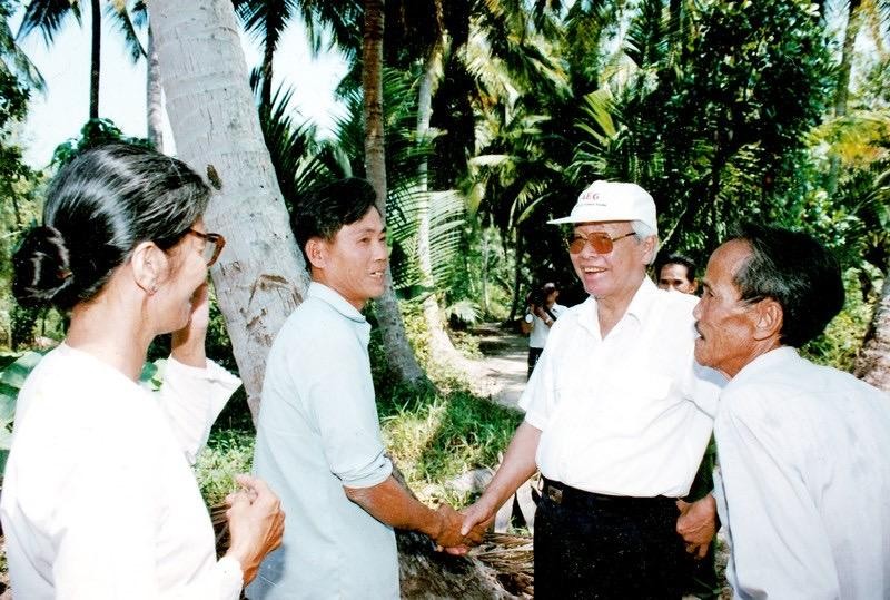 Đồng chí Võ Văn Kiệt thăm hỏi người dân trong lần về thăm Vĩnh Long. (Ảnh: hcmcpv.org.vn)