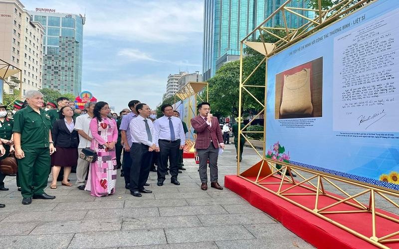 Các đại biểu tham quan triển lãm tại đường đi bộ Nguyễn Huệ.