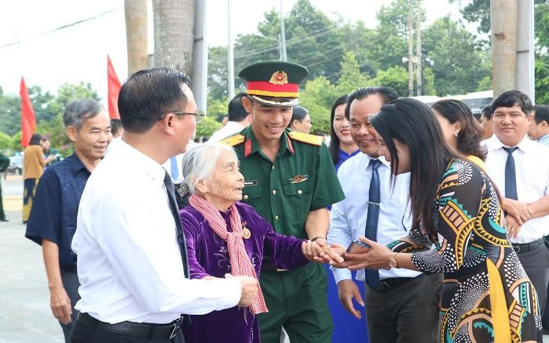 Lãnh đạo huyện Bù Đăng thăm, tặng quà cho Mẹ Việt Nam Anh hùng Trần Thị Bảy.