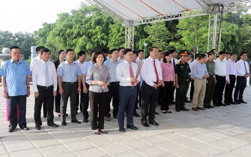 Các đại biểu thành kính dâng hương tưởng niệm đồng chí Lê Quang Đạo.