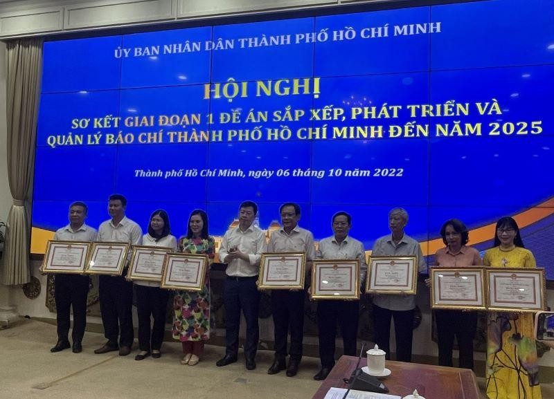 Trao Bằng khen cho các cá nhân có thành tích xuất sắc, tiêu biểu trong quá trình triển khai đề án sắp xếp, quản lý báo chí Thành phố Hồ Chí Minh.