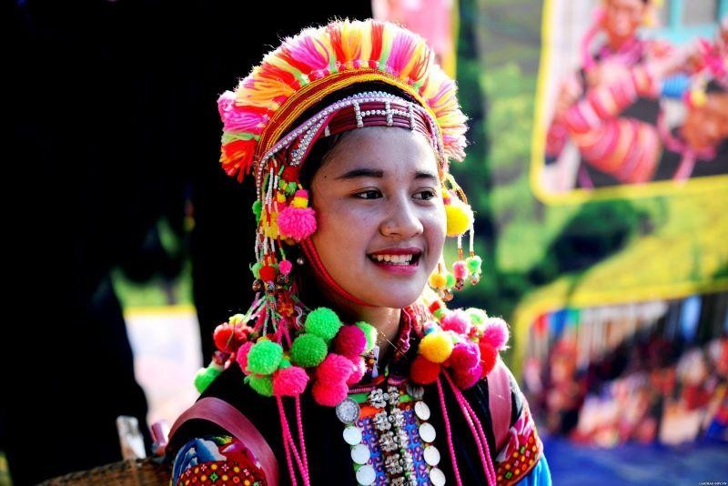Thiếu nữ dân tộc La Hủ trong bộ trang phục truyền thống.