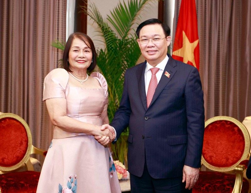 Chủ tịch Quốc hội Vương Đình Huệ tiếp bà Corazon Manalyaon, Thống đốc tỉnh Davao. (Ảnh: Doãn Tấn/TTXVN)