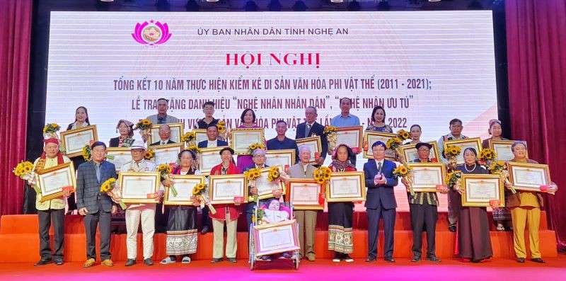 Trao tặng danh hiệu “Nghệ nhân nhân dân”, “Nghệ nhân ưu tú” trong lĩnh vực di sản văn hóa phi vật thể lần thứ 3, năm 2022. 