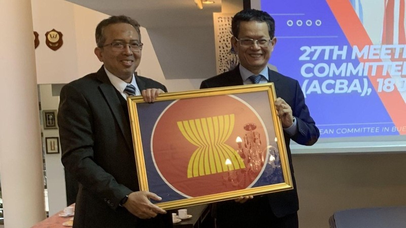 Đại sứ Malaysia Nur Azman Abdul Rahim (trái) chuyển giao chức Chủ tịch luân phiên ACBA cho Đại sứ Việt Nam Dương Quốc Thanh. (Ảnh: TTXVN)