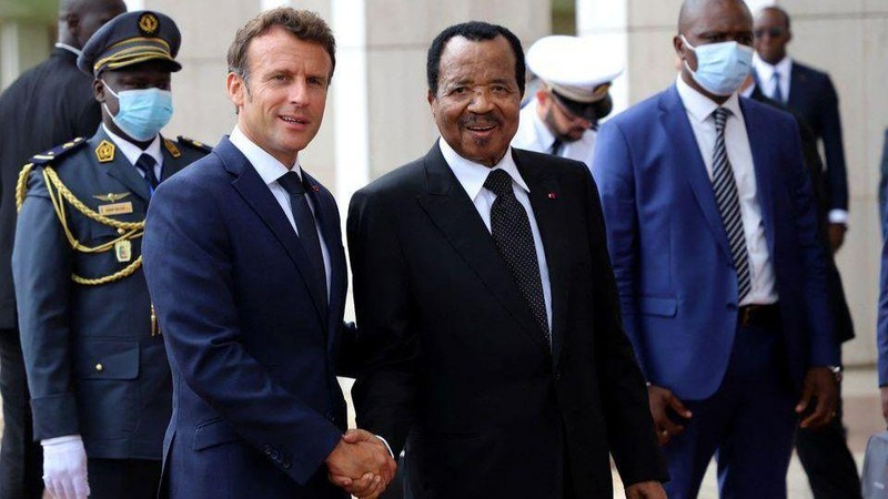 Tổng thống Cameroon Paul Biya tiếp người đồng cấp Pháp Emmanuel Macron tại Dinh Tổng thống ở thủ đô Yaounde, ngày 26/7/2022. (Ảnh: Reuters)