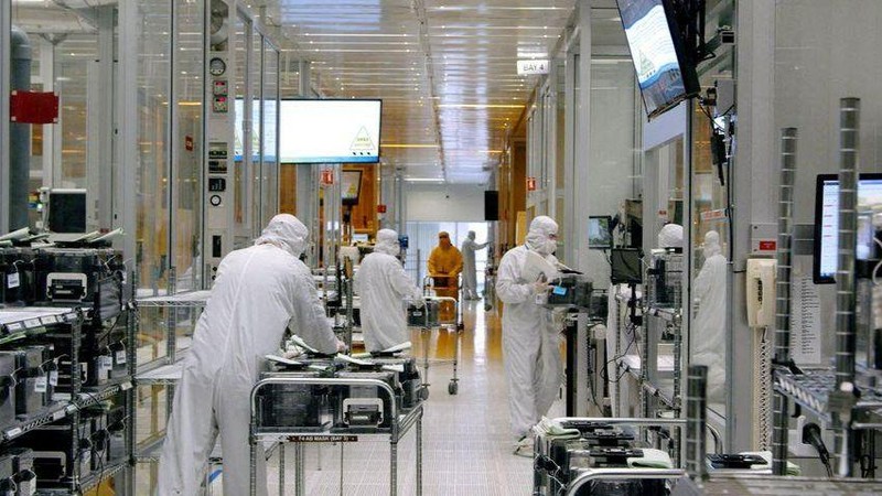 Công nhân làm việc trong nơi sản xuất chất bán dẫn của SkyWater Technology Inc tại bang Minnesota, Mỹ, tháng 4/2022. (Ảnh: SkyWater Technology/Reuters)