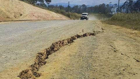 Xuất hiện vết nứt trên một con đường sau trận động đất ở Papua New Guinea. (Nguồn: CNN)