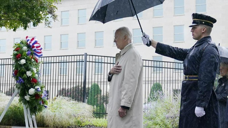 Tổng thống Mỹ Joe Biden đặt vòng hoa tưởng niệm trong khuôn viên Lầu năm góc. (Ảnh: Reuters)