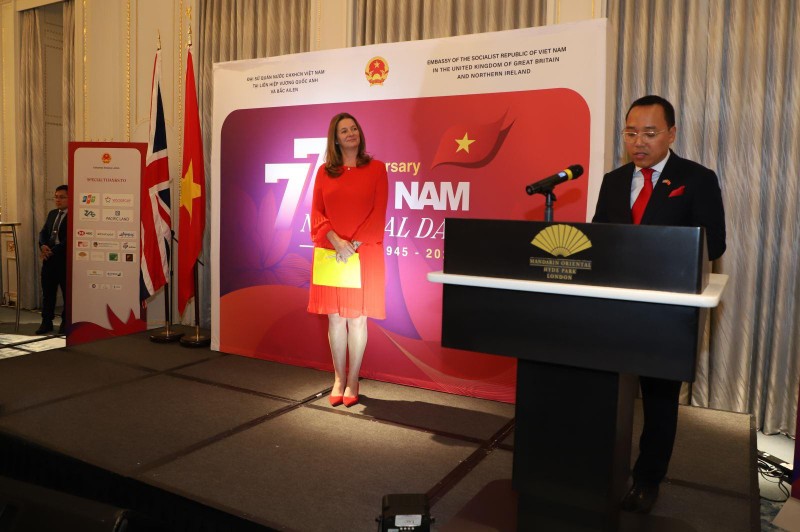 Đại sứ Việt Nam Nguyễn Hoàng Long phát biểu khai mạc Lễ kỷ niệm 77 năm Quốc khánh Việt Nam tại Vương quốc Anh. (Ảnh: TTXVN)