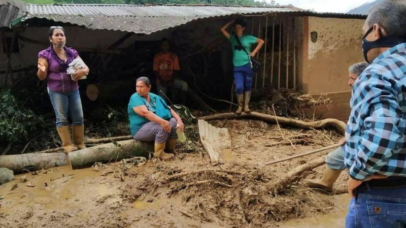 Con đường ngập trong bùn sau trận lũ quét tại Tovar, bang Merida, Venezuela, ngày 25/8/2021. (Ảnh: Reuters)