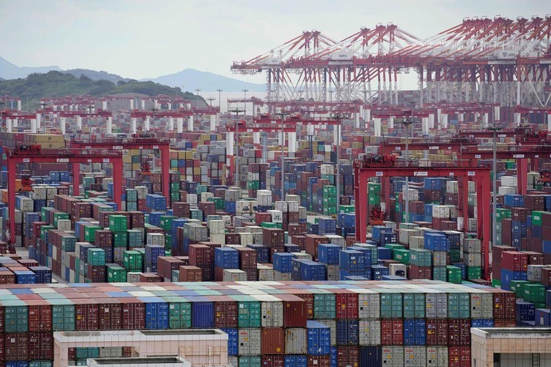 Các container tại cảng nước sâu Yangshan tại Thượng hải, Trung Quốc, tháng 10/2020. (Ảnh: Reuters)