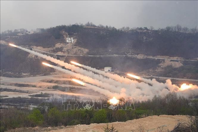 Loạt đạn pháo được phóng đi trong cuộc tập trận chung bắn đạn thật giữa binh sĩ Mỹ và Hàn Quốc ở thao trường Seungjin thuộc Pocheon (Hàn Quốc). (Ảnh tư liệu: AFP/TTXVN)