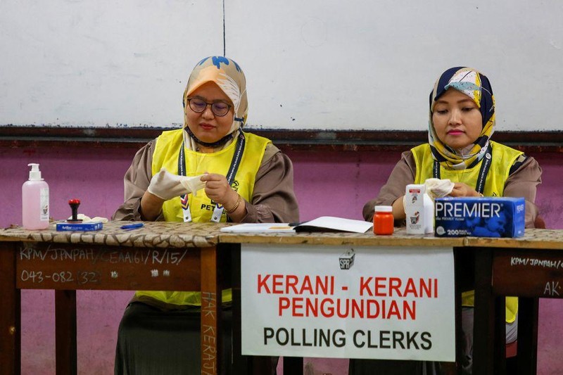 Nhân viên bầu cử đeo găng tay trong lúc chuẩn bị cho công tác bầu cử. (Ảnh: Reuters)