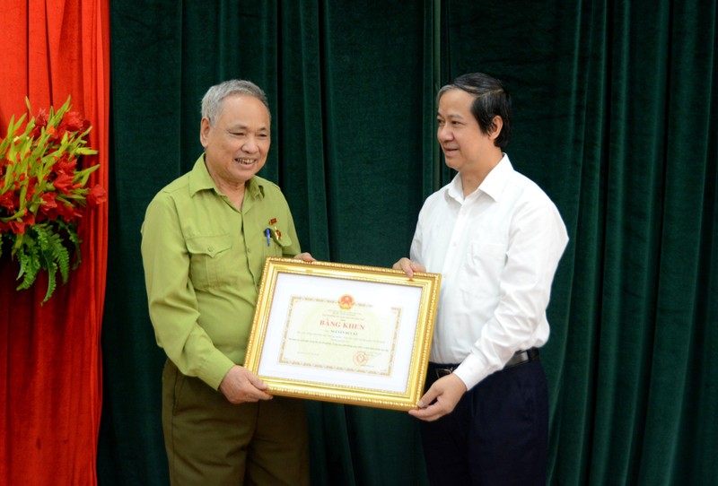 Bộ trưởng Nguyễn Kim Sơn tặng Bằng khen cho ông Nguyễn Huy Kỳ. 