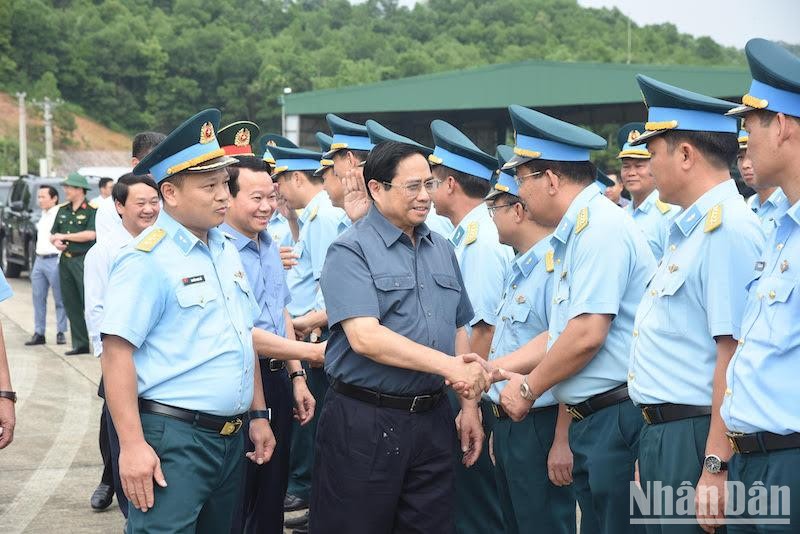 Thủ tướng Phạm Minh Chính thăm cán bộ, chiến sĩ Trung đoàn không quân 921 (Ảnh: TRẦN HẢI)