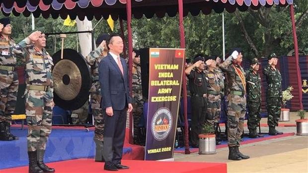 Đại sứ Việt Nam tại Ấn Độ Phạm Sanh Châu cùng các quan chức và binh sĩ hai nước Việt Nam, Ấn Độ chào cờ tại lễ khai mạc VINBAX-2022. (Ảnh: TTXVN)