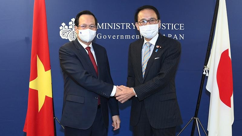 Bộ trưởng Lao động-Thương binh và Xã hội Đào Ngọc Dung gặp Bộ trưởng Tư pháp Nhật Bản Yasuhito Hanashi. (Ảnh: Molisa)