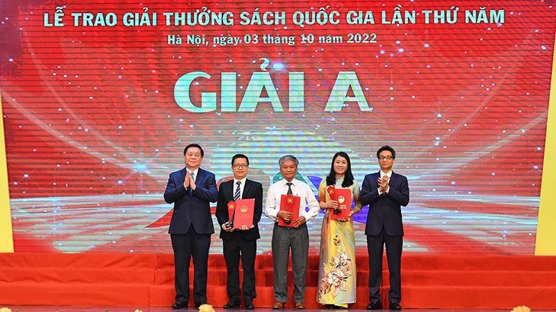 Đồng chí Nguyễn Trọng Nghĩa và đồng chí Vũ Đức Đam trao giải A cho tác giả và đơn vị phát hành. (Ảnh: THỦY NGUYÊN)