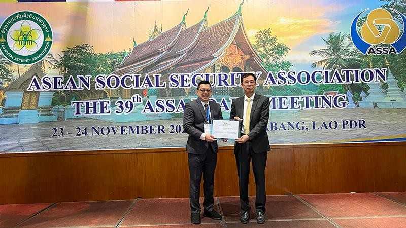 Ban tổ chức trao Giải thưởng Thực tiễn hiệu quả cho đại diện Bảo hiểm xã hội Việt Nam (Ảnh: VSS)