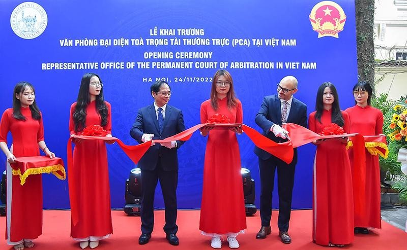 Cắt băng khánh thành Văn phòng đại diện của PCA và gắn biển tên "Ngôi nhà Hòa bình" tại 48A Trần Phú, Hà Nội (Ảnh: Báo Quốc tế).