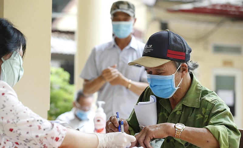 Chi trả tiền hỗ trợ Covid-19 cho người dân ở Hà Nội (Ảnh: Duy Linh).