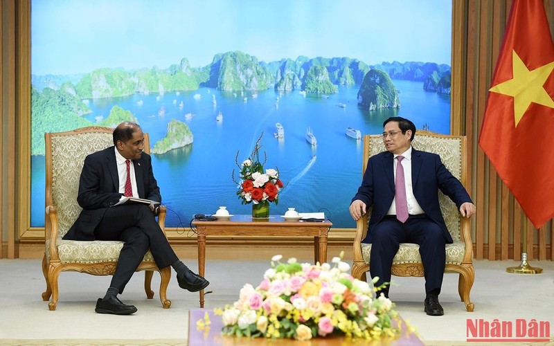 Thủ tướng Phạm Minh Chính tiếp Đại sứ Singapore tại Việt Nam Jaya Ratnam.