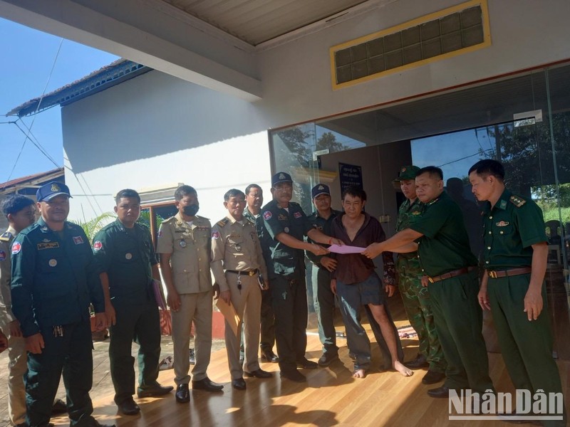 Lực lượng chức năng biên giới Campuchia bàn giao đối tượng Lê Hoàng Thanh cho lực lượng Biên phòng Việt Nam tại Đồn Biên phòng Cửa khẩu Lộc Thịnh, tỉnh Bình Phước.