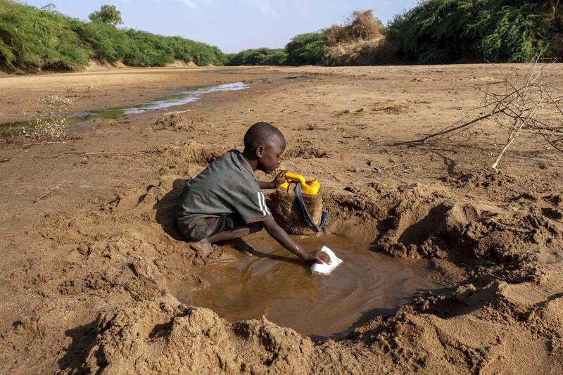 Thiếu nước nghiêm trọng do hạn hán kéo dài ở châu Phi. (Ảnh UNICEF)