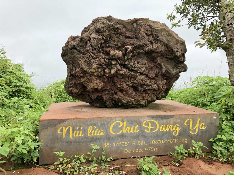 Tảng nham thạch nặng hai tấn, biểu tượng của núi lửa Chư Đang Ya.